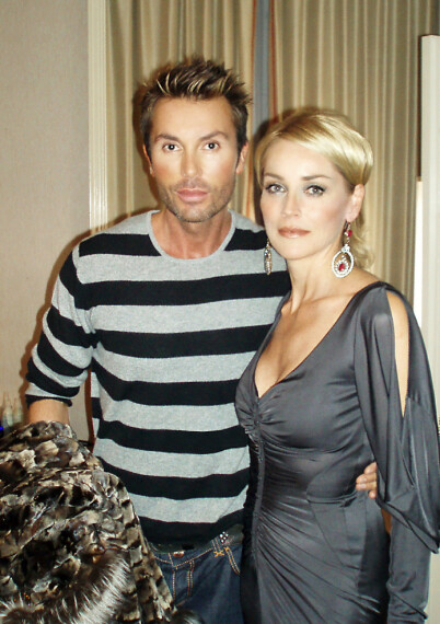 - SMELLVAKKER: Kjendisstylist Jan Thomas hyller bildene av Sharon Stone i Vogue og mener hun slår et slag for kvinner verden over. Her er de to avbildet ved en tidligere anledning. Foto: Privat - SMELLVAKKER: Kjendisstylist Jan Thomas hyller bildene av Sharon Stone i Vogue og mener hun slår et slag for kvinner verden over. Her er de to avbildet ved en tidligere anledning. Foto: Privat